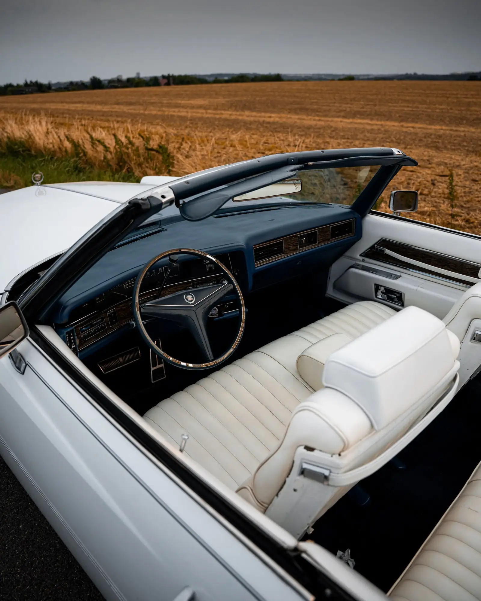 Pohled do bílého koženého interiéru Cadillacu Eldorado zezadu